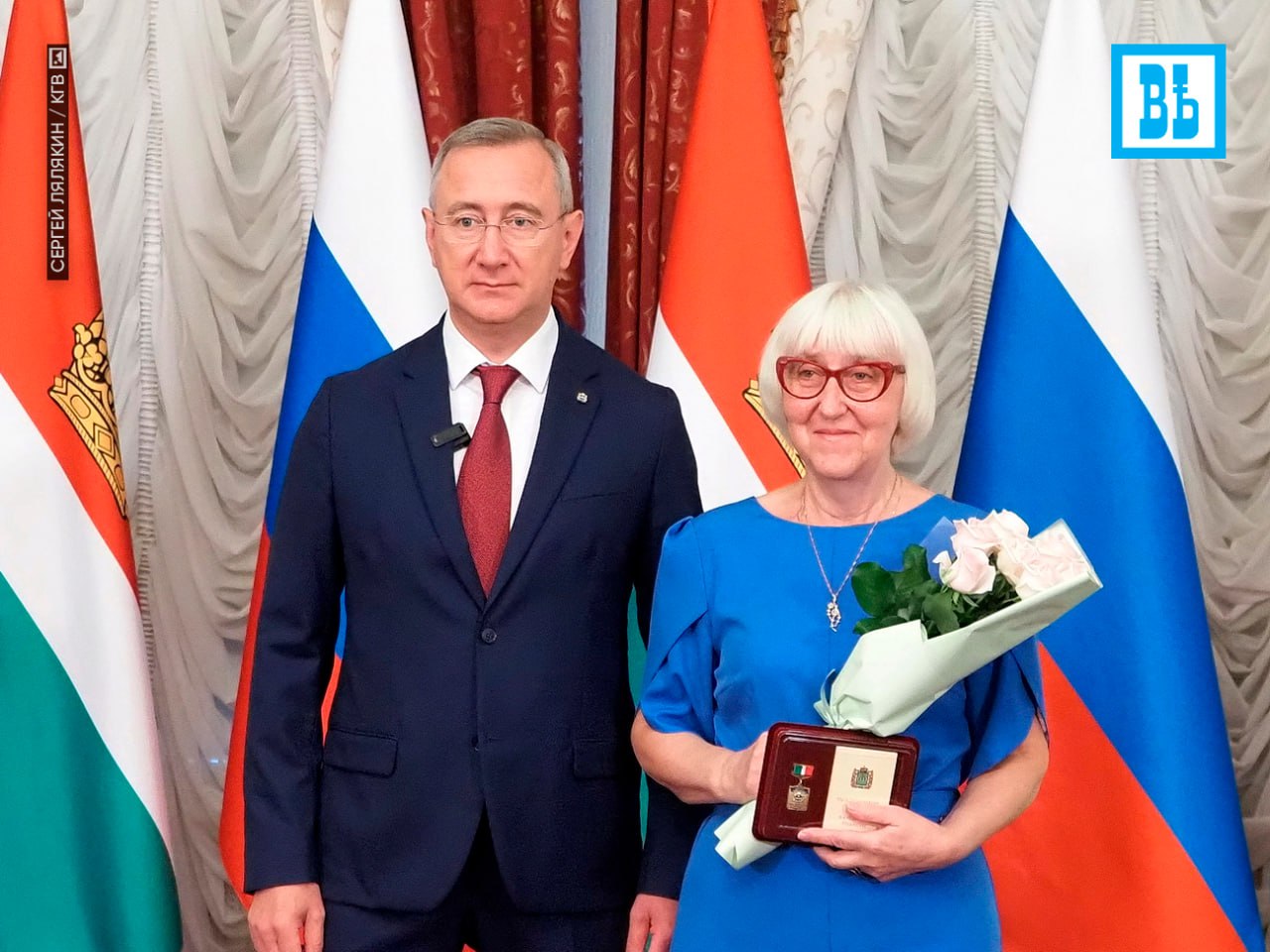 29 жителей Калужской области получили медали, почетные звания и благодарности  Церемония награждения прошла 12 августа в областной администрации. Среди награжденных представители разных сфер - промышленности, сельского хозяйства, медицины, культуры, государственного управления, СМИ.   Медалей ордена «За заслуги перед Отечеством» II степени удостоены сотрудники Обнинского научно-производственного предприятия «Технология» им. А.Г. Ромашина - начальники научно-исследовательских лабораторий Александр Терехин и Петр Степанов.   За проявленное мужество и самоотверженность при исполнении служебного долга в условиях, сопряженных с риском для жизни, медалями «За медицинскую доблесть» награждены медики Калужской городской клинической больница №2 «Сосновая роща» врач-анестезиолог-реаниматолог Сергей Гончаров и врач-кардиолог Александр Шпаков. Так отмечен их труд во время пандемии COVID-19.   Главному редактору газеты «Юхновские вести» Татьяне Кондратьевой присвоено звание «Заслуженный работник СМИ Калужской области».  «Государственные и областные награды – знак признания ваших заслуг, вашего труда, вашего таланта. Каждый день вы с полной самоотдачей работаете на благо Калужской области и Российской Федерации. Результаты этого труда - в том числе результаты экономики региона. По многим показателям в промышленности, науке, сельском хозяйстве мы являемся одними из лидеров в стране», — сказал губернатор Владислав Шапша.  Подписаться   Прислать новость