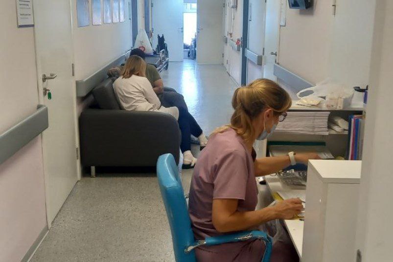 За первую неделю сентября в Первую горбольницу Владивостока поступило около 1000 пациентов Из них 474 пациента были госпитализированы а 174 доставлены бригадами скорой помощи Наиболее насыщенным по количеству обращений днём стало 2 сентября тогда за помощью обратился 171 человек Однако рекорд по числу госпитализаций был поставлен 4 сентября когда в стационар поступил 101 пациент VIII channel