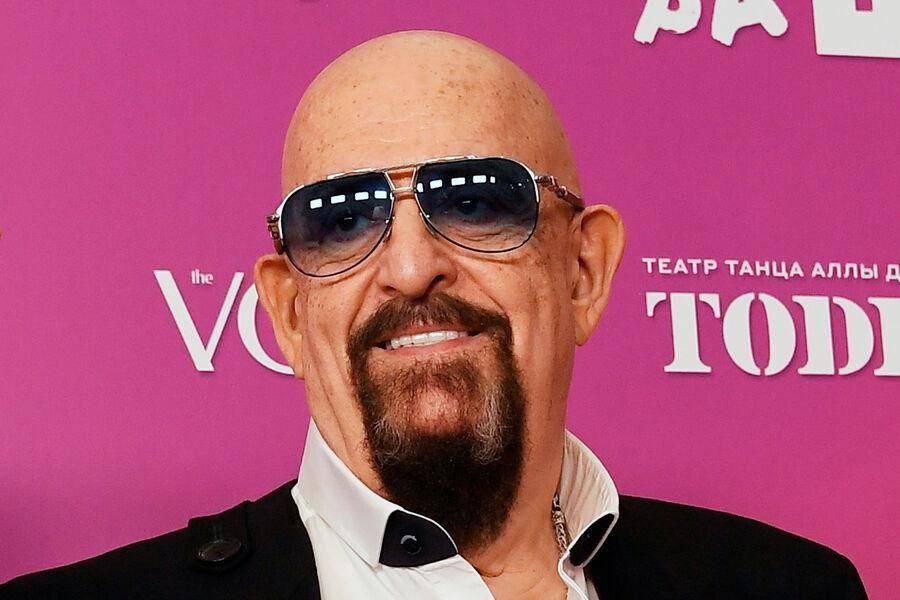 Шуфутинский получил гражданство России Ранее он жил в стране по ВНЖ с американским паспортом Михаил Захарович решил обзавестись российским паспортом после начала СВО когда решил остаться в Москве насовсем и не возвращаться в Америку Раньше он долгое время не получал российский паспорт объясняя это тем что в США не приветствовали двойное гражданство В РФ он находился по постоянному виду на жительство Но в 2022 году у Шуфутинского истёк паспорт США и 24 августа он сделал российский Михаил уехал с семьёй в США в 1981 году Спустя 9 лет Шуфутинский вернулся на родину NewsEconomics