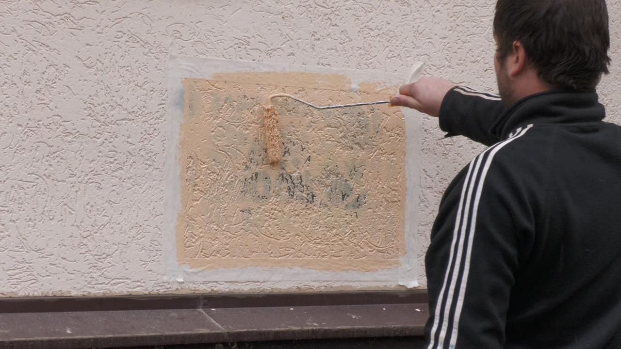 В Александровском округе сотрудники полиции проводят мероприятия в рамках ОПМ Трафарет На территории Александровского муниципального округа сотрудники полиции совместно с представителями добровольной народной дружины и представителями администрации проводят оперативно профилактические мероприятия в рамках ОПМ Трафарет Основной задачей мероприятия является обнаружение незаконной рекламы баннеры надписи стикеры по распространению запрещенных веществ и ее уничтожение выявление лиц размещающих рекламные сообщения о распространении наркотических средств и психотропных веществ составление административных материалов и повышение уровня осведомленности населения о последствиях потребления запрещенных веществ и об ответственности за участие в их распространении Сотрудники полиции призывают жителей округа не оставаться равнодушными присоединиться к оперативно профилактическому мероприятию занять активную жизненную позицию и внести свой вклад в противодействие незаконному обороту наркотиков