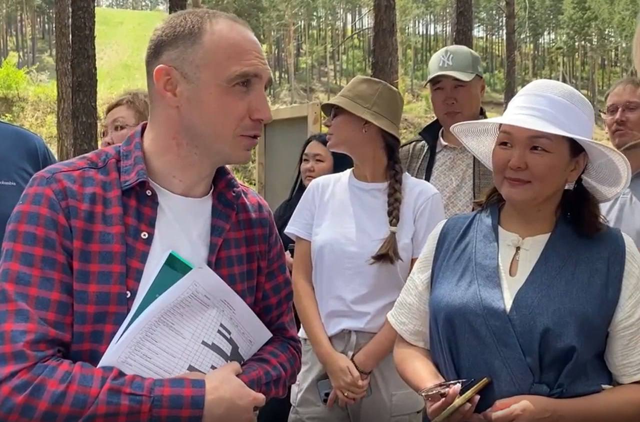 В Бурятии презентовали проекты новых туристических троп Статс-секретарь – заместитель главы Минвостокразвития РФ Антон Басанский в ходе рабочей поездки в Республику осмотрел два новых туристических маршрута. Оба они являются частью масштабного проекта Минвостокразвития России «Тропы Дальнего Востока» и уже получили финансовую поддержку по Единой Президентской субсидии. Тропа «Ставка Чингисхана» в Иволгинском районе Бурятии протяженностью 4,5 км станет одним из самых ярких центров этнотуризма. На тропе появятся 12 бронзовых скульптур знаменитого Даши Намдакова, символы Восточного календаря. Маршрут будет доступен для туристов в 2026 году. «Тропа здоровья» в Улан-Удэ в районе Верхней Березовки проходит сейчас комплексную реконструкцию. Она включает 5 маршрутов и будет самой длинной на Дальнем Востоке. Общая протяжённость - 20,9 км. Открытие тропы планируют уже в этом году. Тропы не только создают новое качество жизни для местных жителей и туристов, но и привлекают инвесторов. Мы видим огромную заинтересованность в создании рядом с тропами новых объектов размещения, кафе, зон отдыха на природе. Предприниматели уже разрабатывают цифровые приложения, которые помогут путешественникам строить маршруты. Особо отмечу профессиональную команду тропостроителей Бурятии. Они задают новый уровень тропостроения для России, - сказал Антон Басанский. ℹ Всего на Дальнем Востоке планируется обустроить 124 км новых туристических троп. На это по Единой Президентской субсидии в 2025 году выделено 1,7 млрд рублей