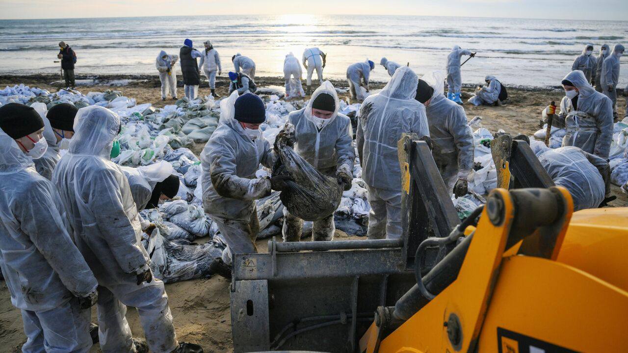 Мазут из Черного моря убирают даже ночью.  Об этом сообщает оперштаб Краснодарского края.  В операции были задействованы шесть судов.   Пятна мазута на водной глади освещали с катеров прожекторами и выявленные обрабатывали сорбентом.