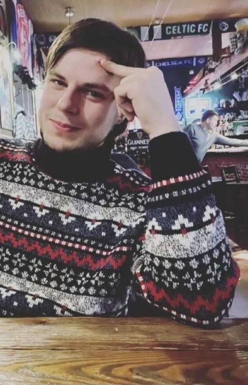 Россиянина посадили на 13 лет за надпись на автобусной остановке. Такой драконовский срок назначили 27-летнему жителю подмосковной Электростали Сергею Веселову. Его признали виновным в участии в запрещённом воюющем за Украину легионе «Свобода России». Весь состав преступления парня – надпись «Потери армией РФ убитыми примерно 500 тысяч», оставленная маркером на остановке. Он признал вину, что написал это в феврале прошлого года по заданию «куратора» по версии так называемого следствия , и попросил суд о снисхождении. Пиздец. За убийство меньше дают. Liberty People