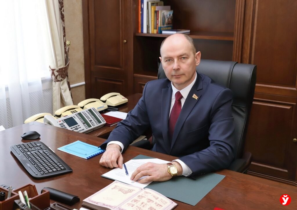 Аграрии Минщины пример для всей страны Кушнаренко поздравил работников АПК Председатель Минского облисполкома поздравил тружеников агропромышленного комплекса Минщины ветеранов отрасли с профессиональным праздником Сельское хозяйство одна из самых уважаемых но в то же время и трудных сфер деятельности требующая от человека огромного терпения выносливости и силы воли На Минщине в отрасли трудятся почти 50 тысяч человек общая задача которых обеспечение продовольственной безопасности страны отметил Алексей Кушнаренко По словам руководителя Минщины результаты этого года говорят сами за себя установлен рекорд за всю историю центрального региона по урожайности зерновых 50 центнеров с гектара и получена лучшая урожайность по рапсу в стране Общий намолот Минщины в более 2 6 миллиона тонн с рапсом и кукурузой это четверть всего республиканского каравая Благодаря операторам машинного доения зоотехникам ветеринарным врачам и другим специалистам в области животноводства Минщина демонстрирует хозяйский подход в решении самых сложных задач Уже преодолен рубеж в два миллиона тонн произведенного молока заготовлено рекордное количество кормов на одну условную голову приходится почти 35 центнеров кормовых единиц новый импульс в развитии задан отрасли птицеводства отметил председатель Миноблисполкома По его словам все эти успехи были бы невозможны без высокого профессионализма самоотдачи и преданности избранному делу Уверен аграрии Минщины и дальше будут добиваться высоких результатов Слова глубочайшей признательности ветеранам отрасли Вы достойный пример для молодежи хранители уникального опыта которым щедро делитесь прививая любовь к родной земле В этот праздничный день желаю крепкого здоровья счастья благополучия и успехов во всех начинаниях сказал Алексей Кушнаренко Подпишись Минская правда MLYN by