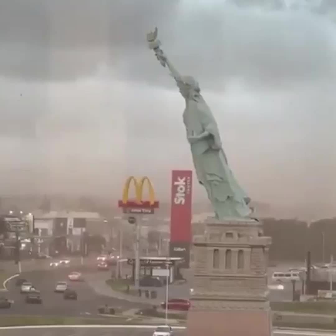 В Бразилии обрушилась 24-метровая копия статуи Свободы из-за сильного ветра