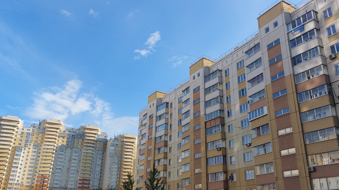 В Челябинской области детям-сиротам выдают сертификаты на покупку жилья На Южном Урале действует единовременная выплата. В среднем ее размер составляет 3,2 млн рублей. Жилищные сертификаты уже получили больше 240 человек. "Если раньше дети-сироты могли получать квартиры только по договорам найма специализированного жилого помещения с дальнейшей передачей в собственность, то в настоящее время законодательством предусмотрена альтернатива – жилищный сертификат",– отмечает министр социальных отношений Наталья Лугачева. Получить выплату могут дети-сироты и дети, оставшиеся без попечения родителей, достигшие возраста 23 лет. Но есть ряд условий: наличие постоянного дохода, отсутствие судимости, психических заболеваний, алкогольной или наркотической зависимости, а также задолженности по налогам и сборам. С помощью сертификата можно полностью оплатить покупку жилья или погасить ипотечный кредит. Выплата оформляется на Едином портале государственных и муниципальных услуг. Сделать это можно и в управлении соцзащиты по месту жительства. Фото: ГТРК "Южный Урал" Вести Южный Урал Челябинск