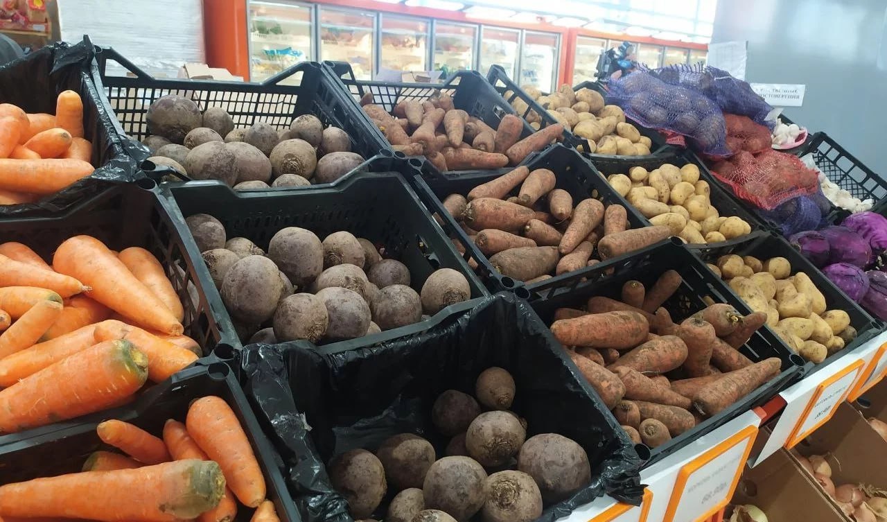 Эксперты подсчитали какие продукты подешевели в Челябинской области Существеннее всего по данным регионаьного отделения ЦБ снизились цены на яйца эта тенденция сохраняется шестой месяц подряд а также на сезонные товары капусту картофель огурцы свеклу Импортные продукты за счет укрепления курса рубля также стали доступнее бананы виноград В непродовольственном секторе меньше стала стоимость некоторых видов техники это электрические триммеры дрели компьютеры электрочайники стиральные машины и холодильники Что касается сферы услуг то здесь отмечен рост тарифов ЖКХ Индексацию провели с 1 июля А вот цены на отдых в санаториях в среднем стали дешевле Фото ГТРК Южный Урал Вести Южный Урал Челябинск