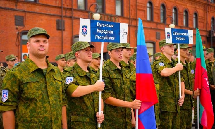 ‍ 20 кадетов из Татарстана примут участие в юнармейских военно-патриотических сборах «Гвардеец»   Сборы объединят 360 юношей из 14 регионов ПФО, а также ДНР, ЛНР, Запорожской области и впервые – из Республики Беларусь.  Вплоть до 21 августа юноши погрузятся в армейскую жизнь, будут соревноваться в силе, смекалке и выносливости. Гвардейцев ждут:  строевая, общефизическая, стрелковая и парашютная подготовка  занятия по истории Отечества и основам военного дела  изучение и управление БПЛА.  Общественный проект ПФО «Гвардеец» реализуется под патронатом полномочного представителя Президента России в Приволжском федеральном округе Игоря Комарова.  Татарстан за Донбасс