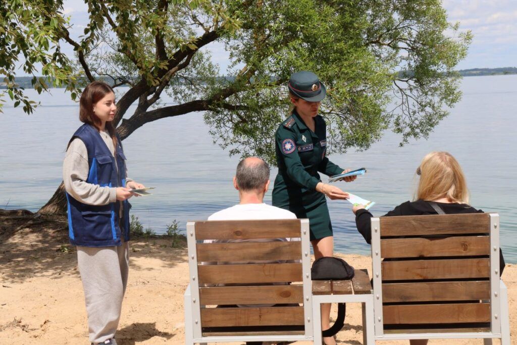 Спасатели Минского района напоминают о правилах безопасности при купании Вода не так безобидна и спокойна, как кажется на первый взгляд. Ежегодно, на водоёмах тонет достаточно большое количество человек. При этом трагедий можно было избежать, соблюдая элементарные правила поведения на воде. Для привлечения внимания отдыхающих к проблеме нарушения правил безопасности при купании работники Минского РОЧС ежедневно проводят рейдовые мероприятия на акватории пристоличья. Совместно с работниками ОСВОД спасатели провели профилактические беседы с отдыхающими у воды гражданами, напомнили об опасности, которую таит вода, что не стоит заплывать за буйки, переоценивать свои силы и заходить в воду в нетрезвом состоянии. Особое внимание спасатели уделили вопросам недопустимости оставления малолетних детей у водоёмов без присмотра. – Следите за тем, чтобы дети не заплывали на глубину. Помните, что соблюдая правила безопасности на водоёмах, вы оберегаете себя и своих близких от беды, – разъяснили работники МЧС.