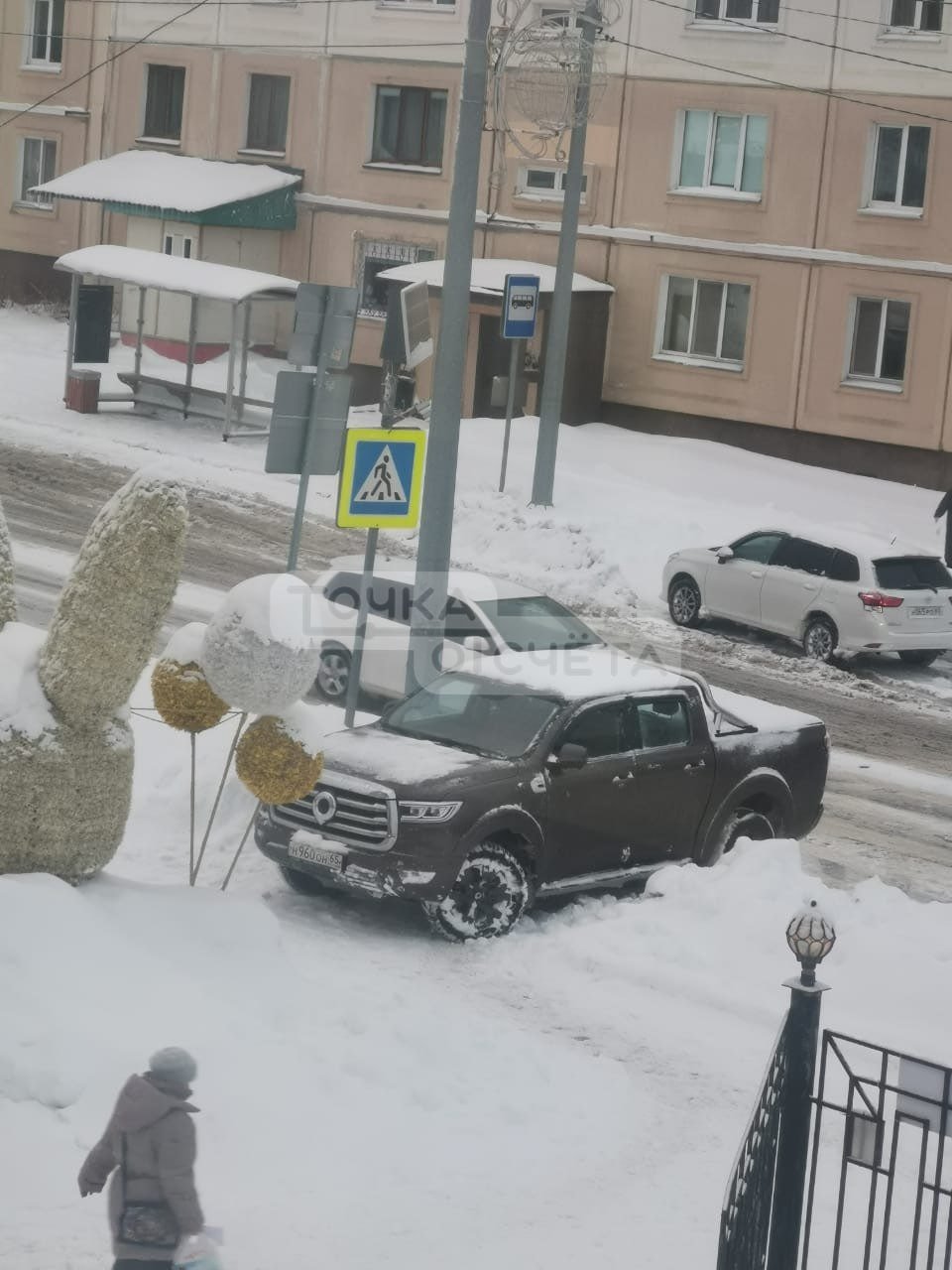 Пикап перекрыл протоптанную людьми дорожку к детской поликлинике в Южно-Сахалинске  Жители областного центра возмущены поведением водителя, оставившего свою иномарку на улице Емельянова сегодня утром, 10 января.  "За рулём была женщина, она поставила свою машину прямо напротив входа в детскую поликлинику. Оставила её на пешеходном переходе, на протоптанной людьми тропинке", - сообщили очевидцы.  Сахалинцы рассказали, что им пришлось обходить пикап по сугробам и дороге, рискуя попасть под колёса других авто.   “Просим автомобилистку в будущем думать не только о своём удобстве, но и о других”, - добавили горожане.     Прислать новость    Подписывайся на «Точку отсчёта»