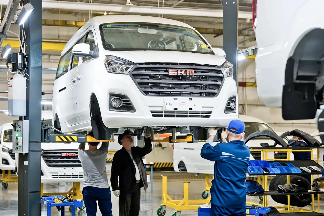 АвтоВАЗ объявил о начале отгрузки машин SKM M7 в дилерскую сеть Цена коммерческих автомобилей начинается от 2 млн 860 тысяч рублей Как сообщила пресс служба компании минивэны представлены в двух комплектациях Практик грузовая версия и Комфорт пассажирская версия В обоих случаях они оснащаются атмосферным бензиновым двухлитровым двигателем мощностью 137 л с и пятиступенчатой механической коробкой передач Пассажирский минивэн рассчитан на перевозку семи человек включая водителя В фургоне можно перевезти 715 кг груза В комплектацию также входят кондиционер подушки безопасности парктроник камера заднего вида датчик света электропривод зеркал система курсовой устойчивости мультируль светодиодные ходовые огни Подписаться на Говорит Москва Telegram VK МАКС