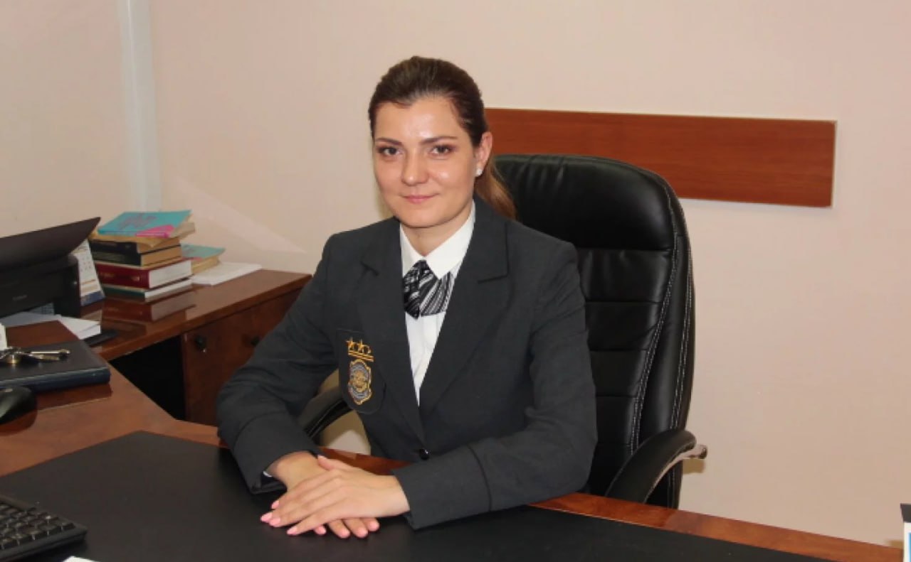 Экс заместителя руководителя следственного департамента Национального бюро по противодействию коррупции Олесю Кексель поместили под домашний арест сообщил заместитель генпрокурора Галымжан Койгелдиев Ее подозревают в применении пыток Фото из открытых источников подписывайтесь на   t me zlobtate