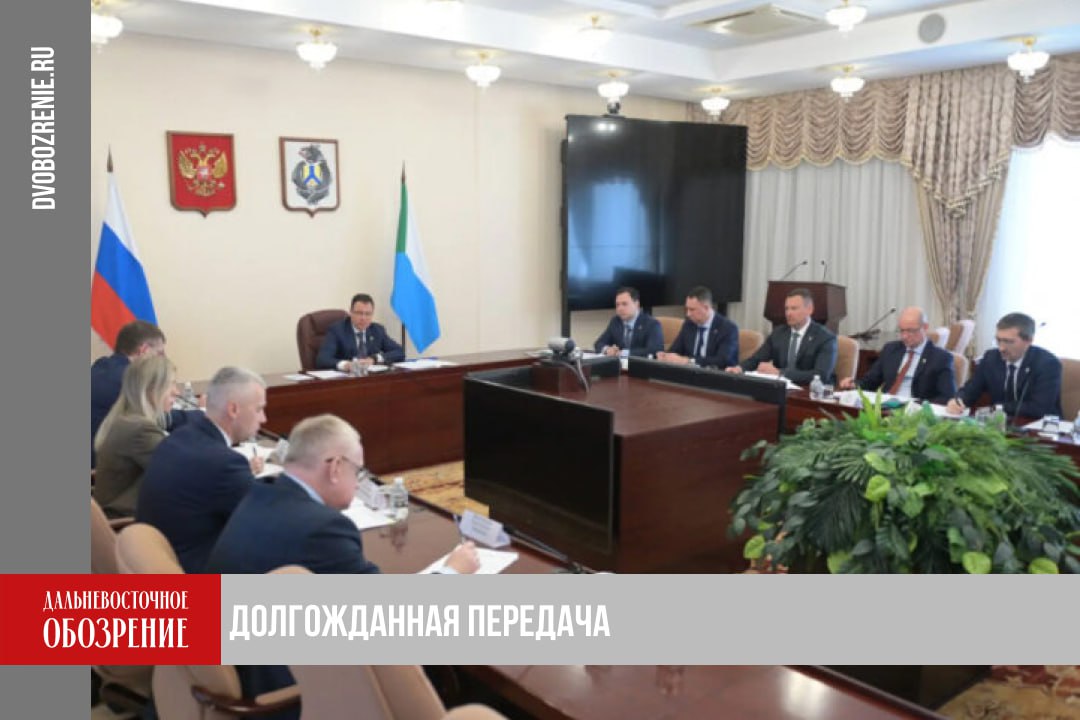 Хабаровский судостроительный завод перешел в собственность краевого ЦСПП Завершилась передача Хабаровского судостроительного завода АО ХСЗ под крыло региона По данным пресс службы краевого правительства акции перешли региональному Центру содействия и поддержки промышленности ООО ЦСПП Изменения в устав предприятия уже внесли Нового гендиректора назначат после регистрации в федеральной налоговой службе Вместе с тем решается вопрос по контрактации завода Ранее планы на загрузку предприятия озвучил первый зампредседателя правительства Хабаровского края Сергей Абрамов Потребность региона предварительно оценивали в 11 пассажирских судов и порядка 60 единиц причальной инфраструктуры Промышленное производство занимает ведущие позиции в экономике Хабаровского края а судостроение входит в число ключевых отраслей Губернатором поставлена задача не просто сохранить завод и коллектив а загрузить предприятие заказами Прошу министерство промышленности и торговли края проанализировать все федеральные программы Минпромторга России которые мы можем использовать для финансирования проектов по строительству судов на ХСЗ отметил Сергей Абрамов Подробности в материале ДВ Обозрение Другие новости