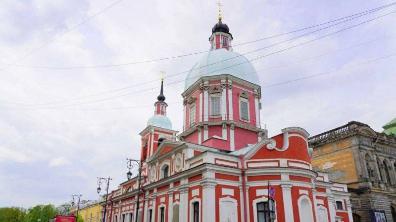 В Петербурге разработают проект реставрации церкви Великомученика Пантелеимона До конца 2026 года по программе КГИОП будет разработан проект реставрации церкви Великомученика Пантелеимона на улице Пестеля. На фасадах церкви были установлены три гипсовых барельефа. На стенах по сторонам апсиды находятся два барельефа на темы из жизни Святой Екатерины «Моление Святой Екатерины» и «Святая Екатерина и царица Августа», на южном фасаде – барельеф, посвящённый Святому Пантелеимону «Исцеление Святым Пантелеимоном слепого». Лепка выполнена в традициях скульптуры классицизма. Сейчас на барельефах заметны многочисленные ремонтные поновления, поверхность покрыта сажей, на краске образовались трещины. Видны также утраты до основания с загрязнением и разрушением гипса. Помимо этого, пластика искажена в ходе многослойной окраски. В целом фасады храма сильно загрязнены, есть трещины в штукатурной отделке, краска обваливается, а часть декора уже утрачена. В зоне цоколя также происходит отслоения отделочного слоя.