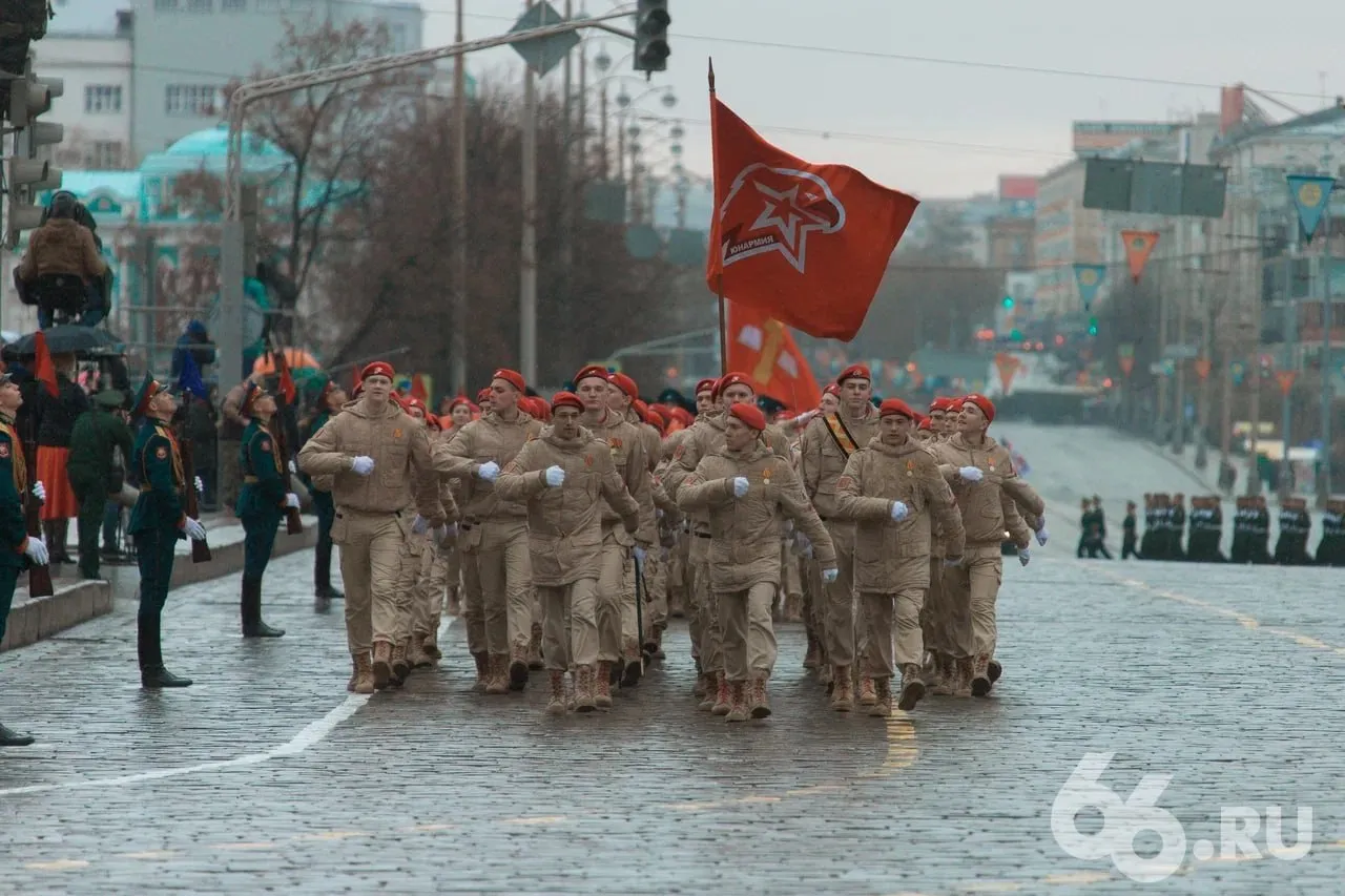 Остаться дома 9 мая попросили спасатели жителей Свердловской области В праздничный день местами в регионе ожидаются сильный дождь с мокрым снегом гололед и порывы ветра до 23 м с МЧС попросило по возможности оставаться дома соблюдать скоростной режим на дорогах отложить дальние поездки и быть внимательными из за порывов ветра могут падать деревья На севере области ожидаются ночные заморозки до 3 С Согласно сервису Gismeteo в Екатеринбурге 9 мая будет 17 С пройдет небольшой дождь Днем в воскресенье в городе похолодает до 6 С ночью температура опустится до 2 С на связи в TG MAX VK