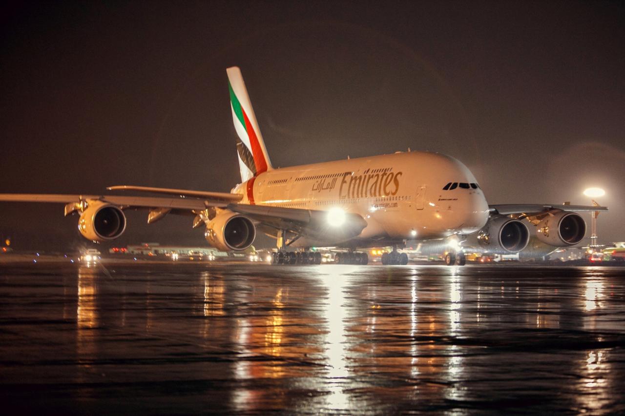 Важная информация для пассажиров Emirates: с октября 2025 года в самолетах авиакомпании будет запрещено использовать пауэрбанки. Это правило касается всех типов и брендов внешних аккумуляторов. Решение направлено на повышение безопасности пассажиров.  Хотя пауэрбанк можно будет взять в ручную кладь, пользоваться им на борту будет запрещено. Нельзя заряжать от него гаджеты в полете и подключать сам аккумулятор к бортовой сети.  Основные условия перевозки пауэрбанков в самолетах Emirates с октября 2025 года:   Можно взять с собой только один пауэрбанк емкостью до 100 Вт·ч.  Использовать его для зарядки устройств на борту строго запрещено.  Заряжать пауэрбанк от розеток самолета также нельзя.  На корпусе устройства должны быть указаны характеристики емкости.  Хранить внешний аккумулятор нужно в кармане кресла или под сиденьем, но не на багажной полке.  В зарегистрированном багаже пауэрбанки запрещены.  Emirates объясняет, что это изменение связано с увеличением числа инцидентов, связанных с литий-ионными батареями на борту самолетов. Размещение аккумуляторов в легкодоступных местах позволяет экипажу быстро среагировать на перегрев или возгорание.