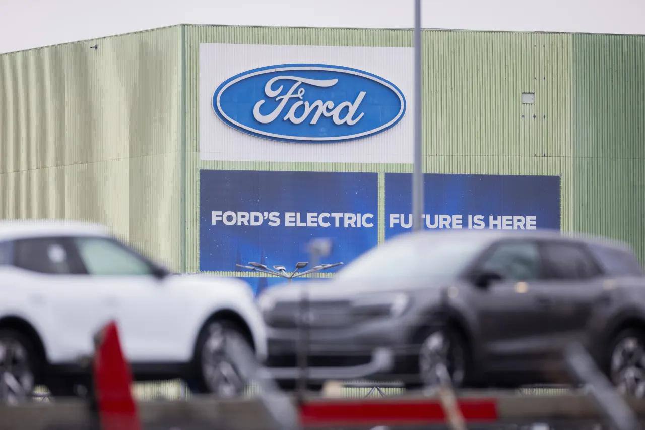 Ford предупредила о резком падении продаж электромобилей в США после отмены федеральных налоговых льгот в размере 7 500 долларов В августе доля рынка EV может снизиться с рекордных 10 12 до 5 В третьем квартале продажи достигли 410 000 машин что стало ростом на 21 и историческим максимумом но аналитики считают что многие покупатели просто ускорили покупку до окончания льгот В отрасли все чаще делают ставку на гибриды как более доступный вариант