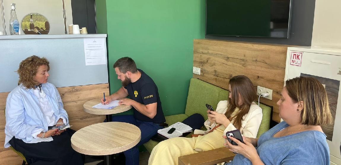 Из-за временных ограничений в московских аэропортах на прием и отправку воздушных судов задержаны рейсы на вылет из Ярославля.  С пассажирами работает помощник Ярославского транспортного прокурора Юрий Казаков. Прокуратура контролирует соблюдение прав пассажиров и предоставление им услуг, предусмотренных федеральными авиационными правилами. Сейчас в Москве действуют временные ограничения на прием и выпуск воздушных судов в аэропортах Внуково и Домодедово. Прием и выпуск воздушных судов осуществляются по согласованию с соответствующими органами.    Подписаться   Прислать новость
