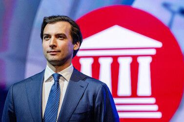 Лидер нидерландской партии "Форум за демократию" Тьерри Боде раскритиковал выступление Зеленского в парламенте страны. "Это совершенно уникальный случай в истории парламента, когда главе государства другой страны разрешается выступать в Палате представителей. Такого еще никогда не случалось за всю историю парламента Нидерландов", — сказал Боде. Он также подчеркнул, что Зеленский выступает в парламенте Нидерландов уже не в первый раз за последние несколько лет. При этом, по мнению депутата, палата представителей Голландии должна быть нейтральным местом и служить исключительно на благо граждан страны. Политик также указал, что из-за наплыва украинских беженцев в стране случился жилищный кризис. При этом, по его словам, решение конфликта на Украине можно легко найти за столом переговоров, однако «этого не хотят, хотят продолжать». «Мы принципиально не согласны и подадим сигнал, что считаем недопустимым, чтобы этот человек со своей повесткой выступал в нашем парламенте», — сказал Боде.