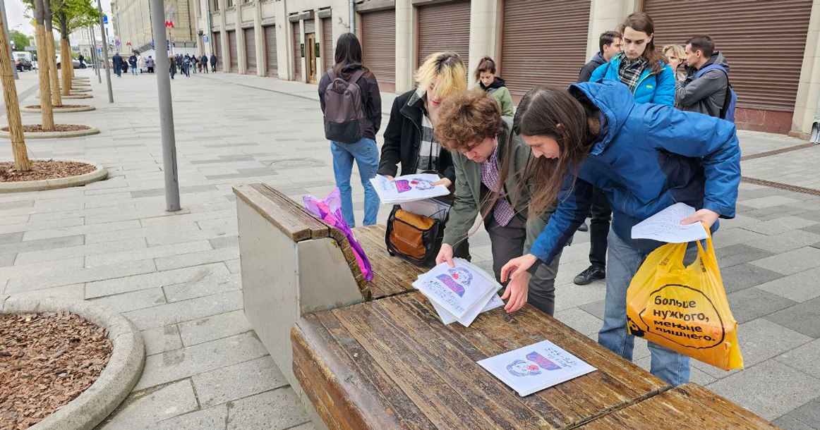 В Администрацию президента сдали 5 тыс. подписей с требованием расследовать дело Седы Сулеймановой Седа Сулейманова сбежала из дома в Чечне несколько лет назад после конфликта с семьей, которая хотела выдать девушку замуж против ее воли. Девушку нашли в Санкт-Петербурге и увезли обратно в Чечню, после чего она пропала. СК в 2024 году возбудил уголовное дело по факту «безвестного исчезновения» Сулеймановой. Сегодня возле здания Администрации президента можно было встретить толпу активистов из нескольких десятков человек с листовками в поддержку Сулеймановой. Это активисты движения «Где Седа?», которые сдавали подписи с требованием провести расследование. С момента возбуждения уголовного дела оно почти не сдвинулось с места. С 14 апреля, когда началась кампания, активистам удалось собрать более 5 тыс. живых подписей, плюс еще 2 тыс. электронных. Некоторые ставили подписи сегодня — в самый последний момент, перед сдачей в АП.
