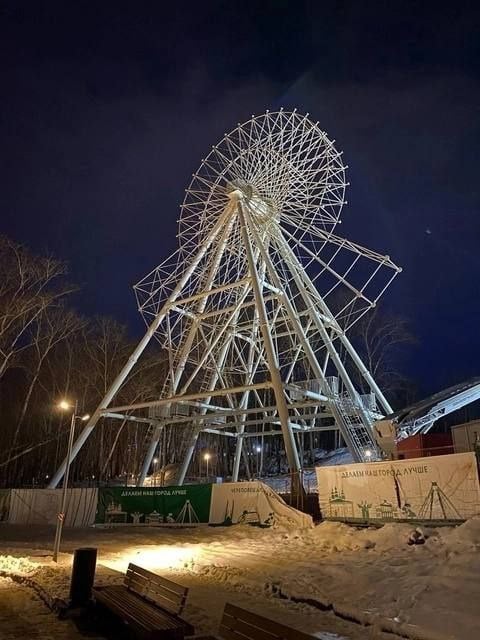 ГородЧе Георгий Филимонова посетил с проверкой Октябрьскую набережную в Череповце. С 1 декабря она должна быть официально открыта. Сроки много раз сдвигали из-за большого объёма работ. Строительство 770 метров стало возможным благодаря федеральным средствам в рамках нацпроекта «Жильё и городская среда».  Полным ходом идёт монтаж колеса обозрения на средства инвестора. Его обещали собрать к середине декабря и запустить к Новому Году. Одновременно на колесе смогут прокатиться 128 человек. Для этого смонтируют 32 кабинки, каждая рассчитана на 280 килограммов, то есть в одной смогут разместиться до 4 человек. Кабинки будут закрытыми с климат-контролем, окна из особо прочного стекла. Диаметр 49,5 метров, это выше прежнего колеса, один оборот новое колесо обозрения с динамической подсветкой сделает за... подробнее на канале: ГородЧе @