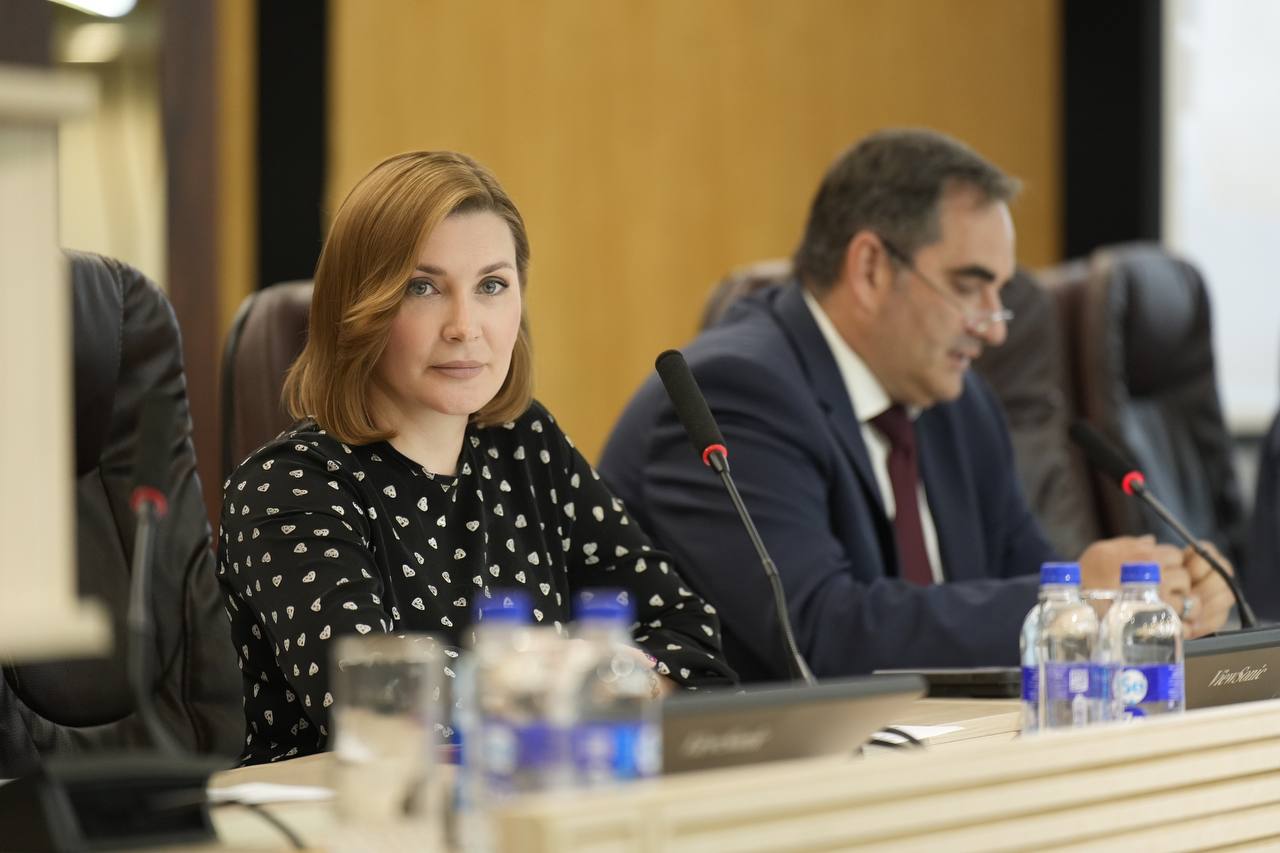 О роли медицинского университета в подготовке кадров для медицинских организаций Ростовской области рассказала сегодня на коллегии министерства здравоохранения Ростовской области. На встрече были подведены итоги работы медицинских организаций Дона за первое полугодие 2025 года. Познакомила коллег с механизмами преодоления кадрового дефицита в здравоохранении. Также представила ключевые данные по трудоустройству выпускников РостГМУ – специалитета, ординатуры и колледжа РостГМУ – в медицинских организациях Дона, отметив долю работающих в государственных учреждениях. Отмечу, что основной объем студентов приходится на поступающих по договору о целевом обучении , что способствует целенаправленному пополнению штата региональных медицинских организаций. Руководителям медицинских организаций также были представлены широкие возможности профессиональной переподготовки в нашем вузе, позволяющие действующим врачам получать необходимые для их учреждений узкие специальности.