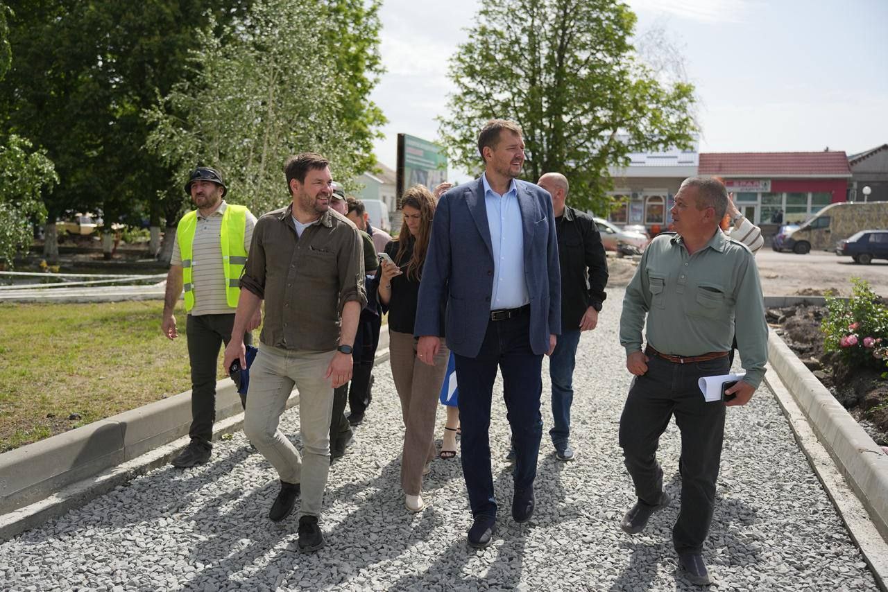 Губернатор Запорожской области Евгений Балицкий посетил Каштановую аллею в пгт Весёлое, где по федеральной программе «Формирование комфортной городской среды» идут работы по благоустройству. Подрядчик сообщил, что работы идут по графику, сдача объекта запланирована на июнь 2025 года. В парке появятся входная арка, зона отдыха, скамейки, урны, а дорожки будут реконструированы. Аллея — центральное место поселка, рядом с библиотекой, детской площадкой и Домом культуры, выбранное для благоустройства по итогам голосования жителей.