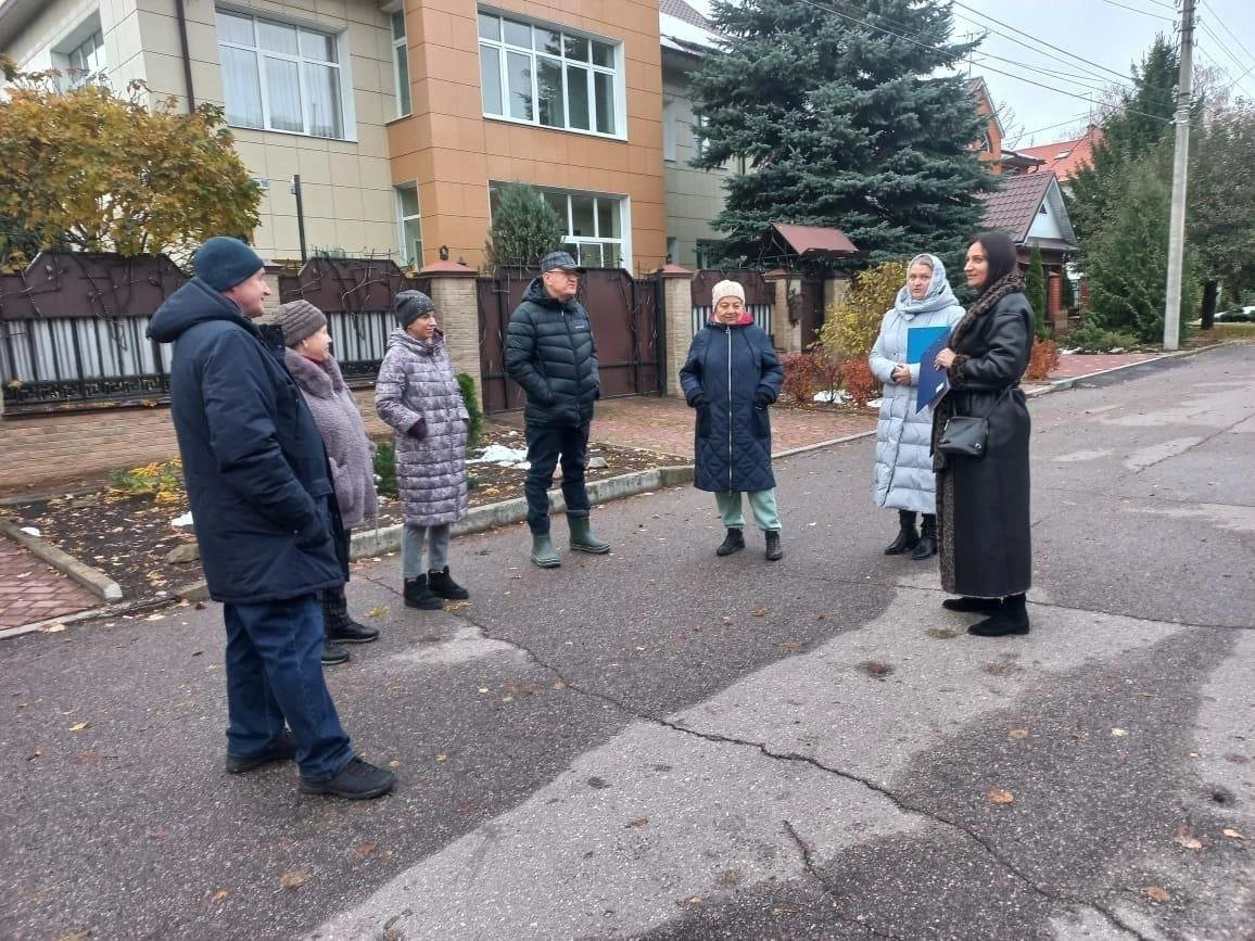 Сотрудники администрации Центрального округа и специалисты управления по делам ГО и ЧС встретились с жителями улицы Дальние парки.  Во время встречи были затронуты вопросы о способах защиты и действиях в чрезвычайных ситуациях.  Также были даны разъяснения о требованиях пожарной безопасности в осенний период и об оснащении домов граждан группы риска пожарными извещателями.   Также горожанам напомнили о своевременной уборке территорий у домов и раздали памятки с информацией о распространенных способах IT-преступлений.  #НовостиКурска