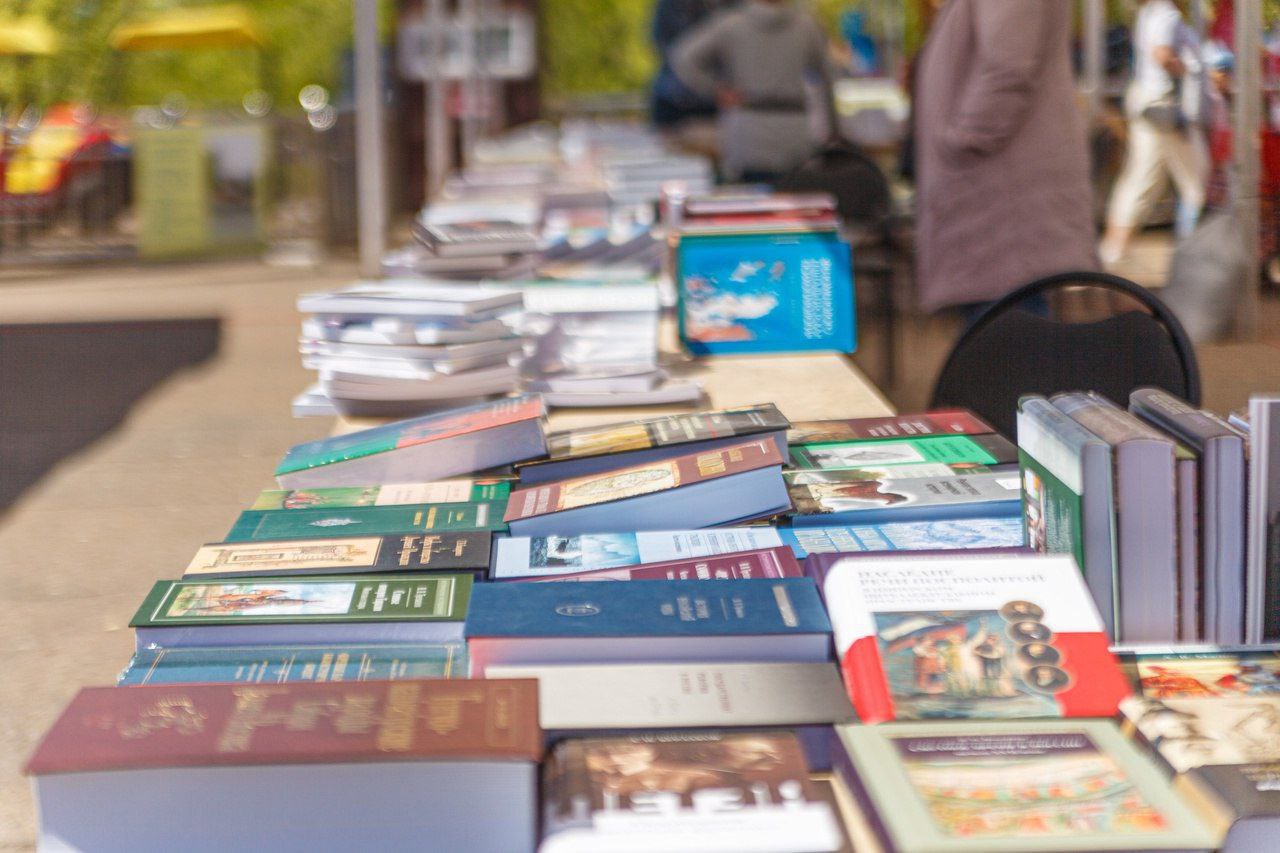 Второй международный фестиваль книжной культуры "Книгомай" пройдёт с 16 по 18 мая в Иркутске. В нем примут участие писатели и спикеры России, Беларуси, Китая. Состоятся встречи с писателями, автограф-сессии, лекции, мастер-классы, круглые столы, книжная ярмарка. «Фестиваль станет пространством для общения писателей, издателей, критиков и читателей. В программе множество мероприятий для людей разных возрастов и интересов. В их числе - вручение премии «Лучшая книга года – 2024», – отметила министр культуры Иркутской области Олеся Полунина. В частности, 16 мая пройдут встречи с писателями Беларуси. 17 мая - «Культурный диалог “Россия – Китай“». Иркутские авторы проведут презентации книг. На ярмарке представят 25 тысяч книг. Она пройдёт в 130-м квартале и в ТРК «Модный квартал». Фото из открытых источников.