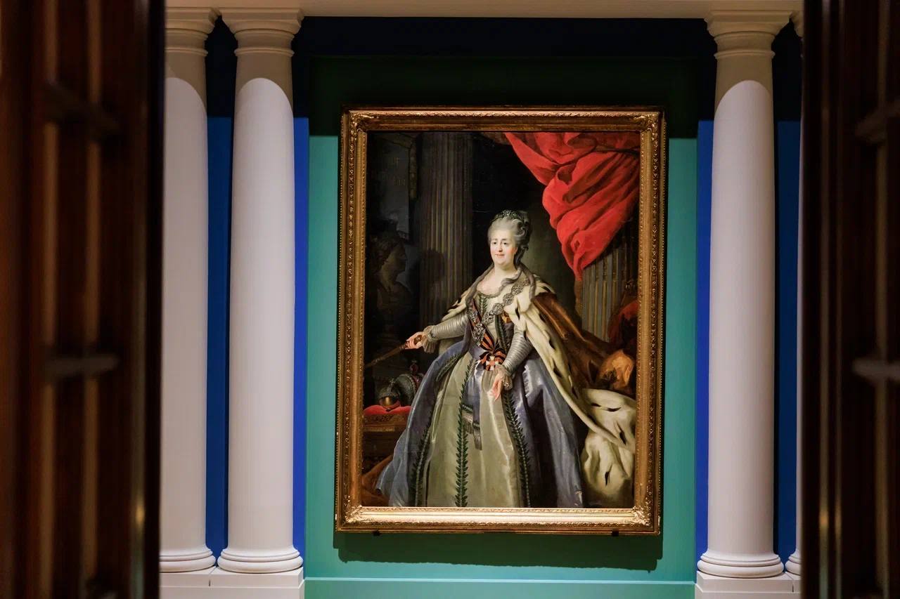 В музее-заповеднике «Царицыно» стартовала выставка «1775. Триумф Екатерины II. Московский год императрицы». Эта выставка посвящена самому продолжительному визиту Екатерины Великой в столицу. В девяти залах экспозиции представлены ключевые события 1775 года: торжества на Ходынском поле, «медовый месяц» с Григорием Потемкиным и деловые поездки императрицы по Подмосковью. Выставка будет открыта до 17 августа. В рамках события подготовлен ряд мероприятий: экскурсии, авторские туры, игровые клубы и многое другое. Подробную информацию и программу можно найти на сайте. Москва сегодня. Подписаться Прислать новость