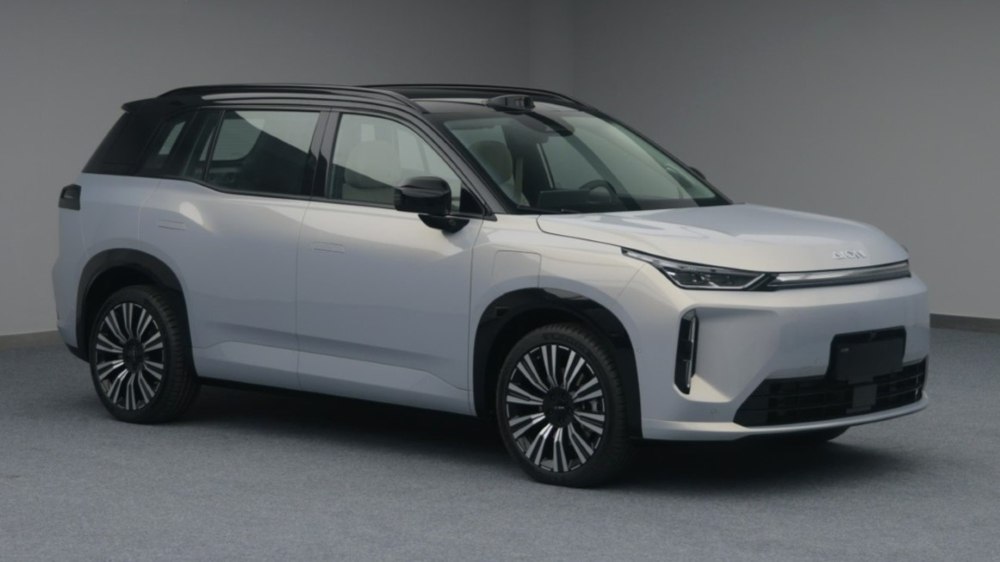 1 ноября в Китае начнутся продажи нового кроссовера GAC Aion i60 Автомобиль имеет габариты кузова 4685 мм в длину 1854 мм в ширину и 1660 мм в высоту А его колесная база составляет 2775 мм Кроссовер будет доступен в двух версиях полностью электрической и с последовательно гибридной силовой установкой gac chinamashina news