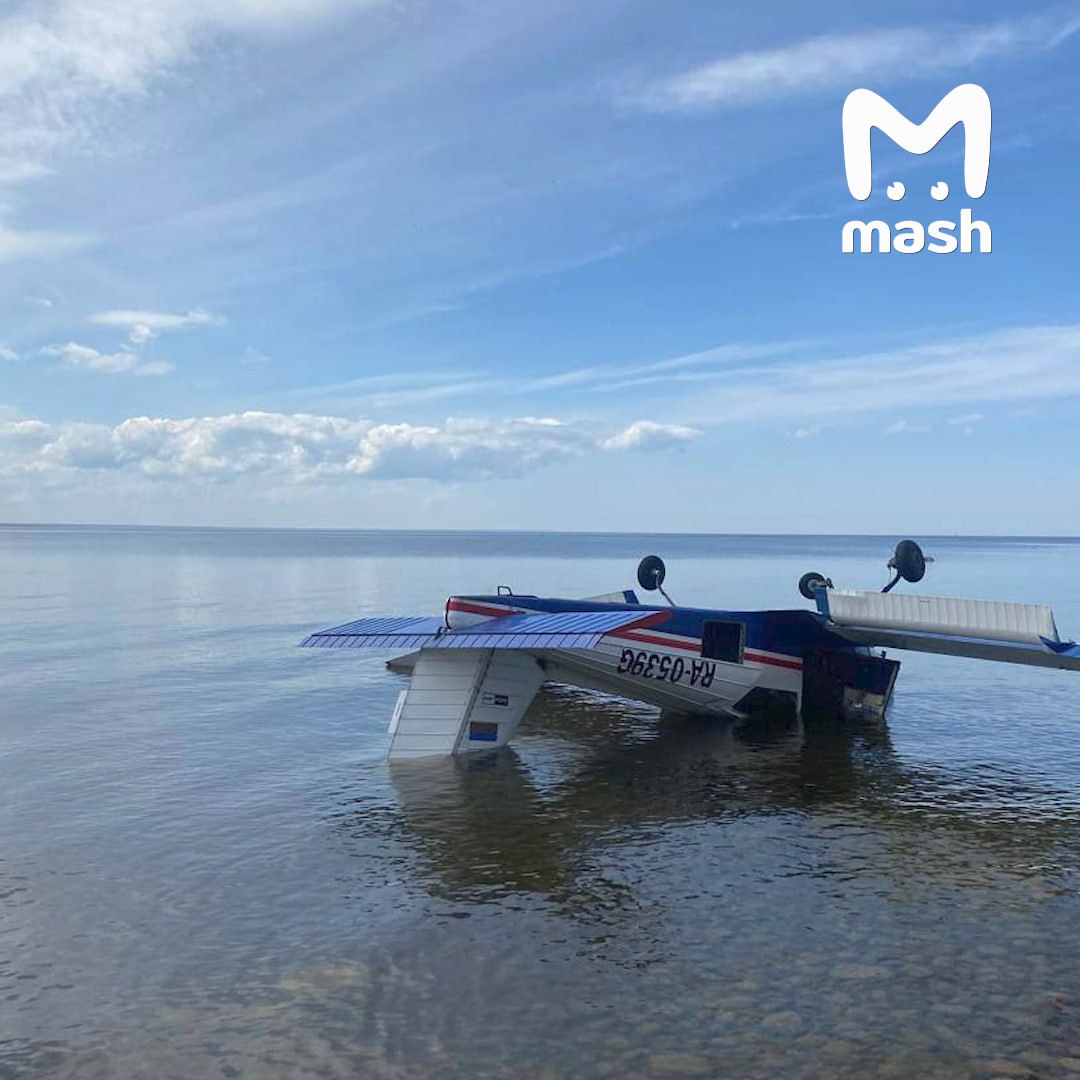 Легкомоторный самолёт совершил аварийную посадку на воду в Финском заливе. Предварительно, из-за отказа двигателя.   Судно не долетело около километра до аэродрома Бычье поле в Кронштадте. Самолёт сел на воду и перевернулся. Пилот  он же — владелец самолёта  и пассажир не пострадали.