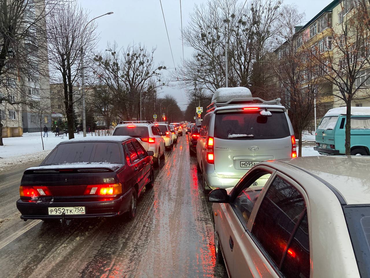 Утренние 9-балльные пробки вновь образовались в Ставрополе  Причиной сильных заторов, вероятно, стали погодные условия.