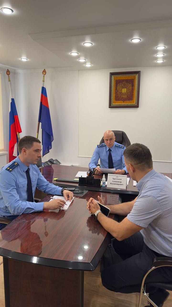 В Славянском районе заместителем прокурора Краснодарского края Александром Хрусталевым осуществлен личный прием граждан Сегодня, 27 мая 2025 года, заместитель прокурора Краснодарского края Александр Хрусталев провел личный прием граждан в Славянском районе. Жители района обратились с жалобами на нарушение законодательства об исполнительном производстве, в сфере жилищно-коммунального хозяйства, безопасности дорожного движения, а также на действия органов следствия и дознания. По всем поступившим обращениям организованы проверочные мероприятия, их результаты поставлены прокуратурой края на контроль. При наличии оснований будут приняты меры прокурорского реагирования, направленные на реальное восстановлениеи прав граждан.