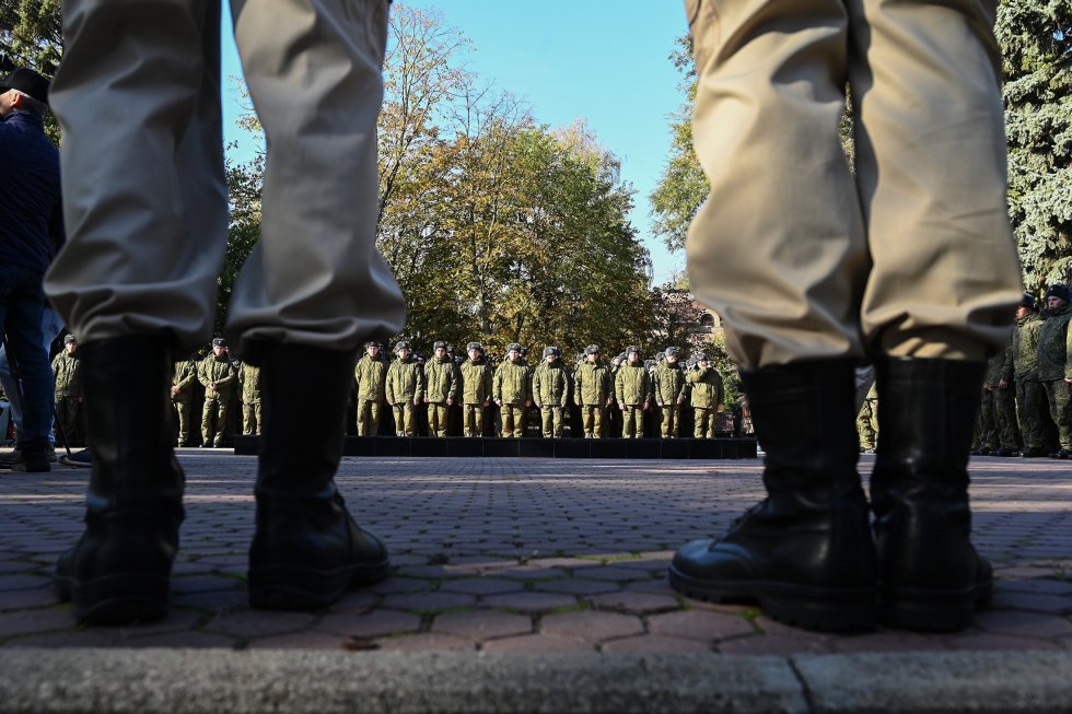Госдума приняла закон о круглогодичном призыве В течение всего года будут проводиться медосвидетельствование психологический отбор и заседания призывной комиссии Фактическая отправка призывников для прохождения военной службы будет осуществляться дважды в год Фото Сергей Пивоваров РИА Новости Подписаться на Российскую газету в Читать нас в MAX