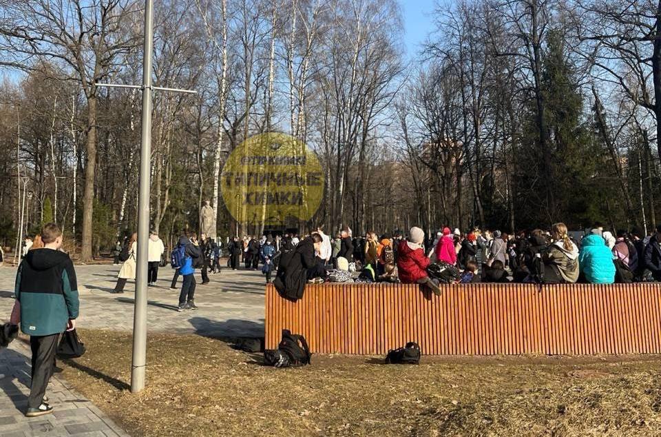 На данный момент эвакуировали 9 гимназию  Всех учеников вывели в парк.  Поступали сообщения о минировании. Аналогично было утром и со школой «Лига первых» на Горшина, детей в итоге отпустили домой.  2 фото .