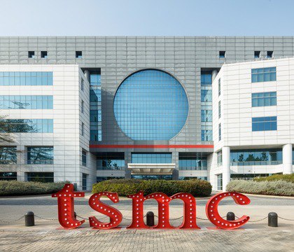 TSMC планирует запустить массовое производство 2 нанометровой продукции уже в четвертом квартале 2025 года Как пишет DigiTimes TSMC удалось повысить выход годной полупроводниковой продукции выпускающейся по 2 нанометровых технологическим нормам Согласно новому отчету тайваньский полупроводниковый гигант готовится запустить массовое производство таких чипов уже в четвертом квартале 2025 года