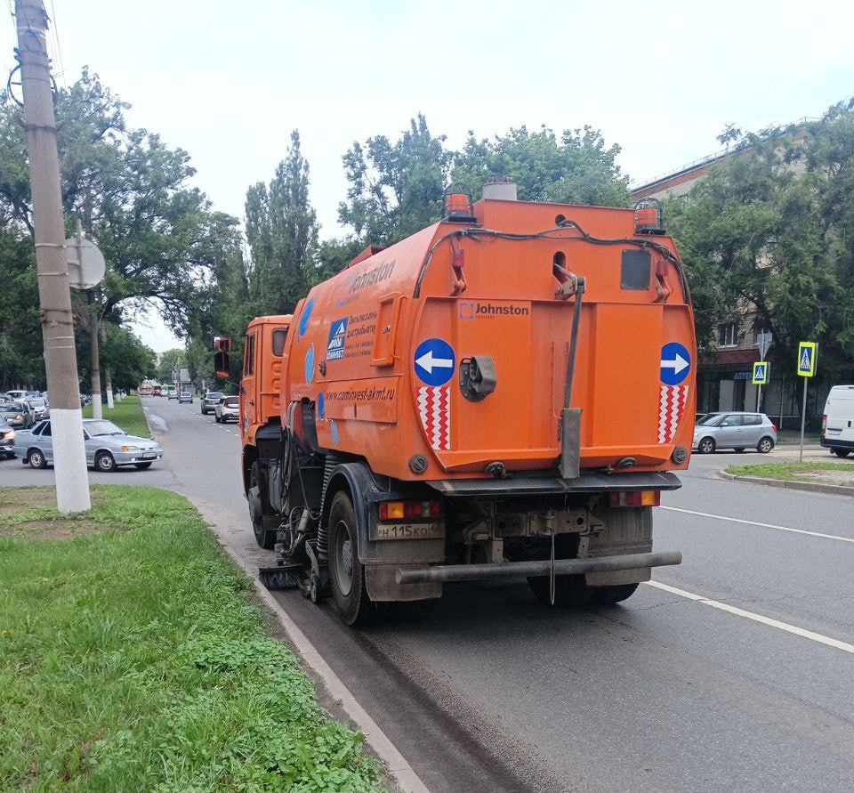 На трёх улицах Курска продолжаются работы по устранению выбоин на дорогах Как сообщили в комитете ЖКХ, сегодня ямочный ремонт проходит в районе улиц 8 Марта, Ильича и в Выгонном переулке. Кроме того, 68 сотрудников подрядных организаций и 48 единиц техники задействованы в уборке проезжей части, тротуаров, остановок общественного транспорта и прилегающих территорий. Рабочие очищают участки от мусора и пыли, моют поверхности и скашивают траву вдоль дорог. Фото: администрация города Курска.