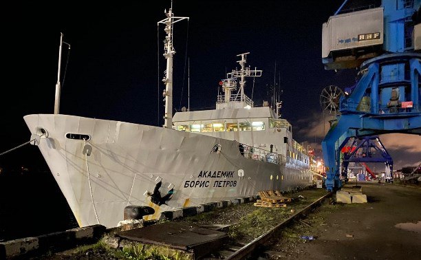 Учёные СахГУ впервые выходят на акваторию Северного морского пути для исследования последствий климатических изменений  Результаты войдут в основу для первого этапа фундаментальных и прикладных работ Международного центра комплексных исследований дальневосточных и арктических морей имени адмирала С.О. Макарова, который создается в кампусе СахалинТех, сообщает пресс-служба островного вуза.  Сотрудники лаборатории химико-биологических исследований Сахалинского госуниверситета и создаваемого на платформе СахалинТех.СахГУ Международного Центра комплексных исследований Дальневосточных и Арктических морей им. адмирала С.О. Макарова  руководитель Центра – приглашенный ведущий ученый Игорь Семилетов  18 сентября отправились в 45-дневную экспедицию из порта Мурманск в арктические моря России, включая всю акваторию Северного морского пути  СМП .  На научно-исследовательском судне "Академик Борис Петров"  59 рейс  они будут выполнять комплекс исследований, направленных на понимание биогеохимических и экологических последствий деградации наземной и подводной мерзлоты. Особое внимание уделят модификации спутникового мониторинга продуктивности вод с параметризацией по ключевым параметрам, измеренным в экспедиции.  Подробнее об этом — на нашем сайте      Прислать новость   Подписывайся на «АСТВ.ру»