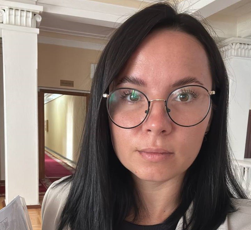 Журналист из Тюмени возглавила пресс-службу Евгения Солнцева  Ранее Екатерина Кальченко работала на телевидении, в том числе в качестве корреспондента освещала паводок-2024 в России. А также трудилась в пресс-службе Главного управления строительства Тюменской области.  Для сотрудничества с врио губернатора Екатерине пришлось переехать в Оренбург вместе со своей семьёй.      Оренбуржье