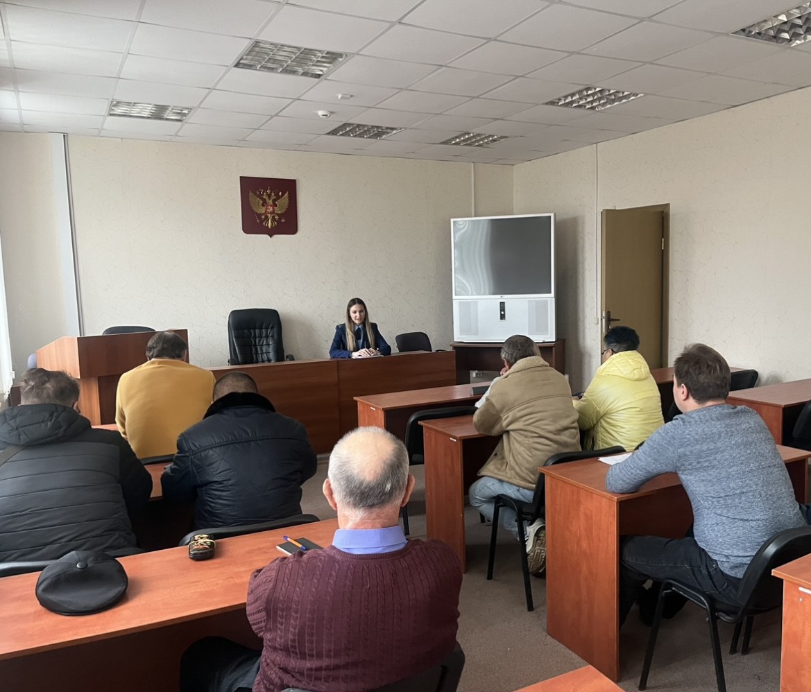 В Коврове прокуратура провела совещание посвященное вопросам состояния законности в жилищно коммунальной сфере Ковровской городской прокуратурой проведено совещание с управляющими организациями посвященное обсуждению имеющихся проблем в сфере управления многоквартирными домами В ходе мероприятия рассмотрены вопросы повышения эффективности работы в сфере ЖКХ в том числе при содержании общедомового имущества прохождении отопительного периода а также имеющаяся практика противодействия правонарушениям и преступлениям в сфере жилищно коммунального хозяйства Участвующая во встрече помощник Ковровского городского прокурора Диана Баталова рассказала присутствующим о проводимой надзорным ведомством правоохранительными и контролирующими органами работе в рассматриваемой сфере отношений Представители управляющих организаций имели возможность задать представителю прокуратуры интересующие их вопросы и получить исчерпывающие ответы