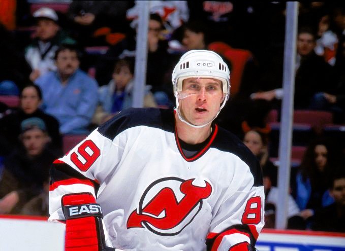 Александр Могильный официально введён в Зал хоккейной славы Торжественная церемония состоялась в Торонто Могильный не смог прибыть лично но с речью выступил Дамы и господа с радостью передаю вам привет из прекрасного города Хабаровска с Дальнего Востока России Я безмерно благодарен не только за сегодняшние почести но за всё то хоккейное путешествие которое привело меня сюда заявил он Олимпийский чемпион и чемпион мира в составе сборной СССР выступал в НХЛ за Баффало Ванкувер Нью Джерси и Торонто Он сыграл в 990 матчах набрал 1032 473 559 очка С Нью Джерси Могильный выиграл Кубок Стэнли в 2000 году news matchtv Al Bello Getty Images