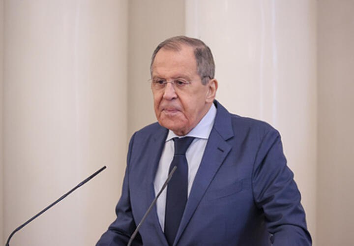 Министр иностранных дел России Сергей Лавров на Форуме будущего - 2050 предложил перенести штаб-квартиру ООН в Сочи. – Понимаете, лучше всего ООН перевести в Сочи. Сталин, кстати, это предлагал и всерьез предлагал, но потом пошел навстречу Рузвельту, – отметил глава МИД РФ. Также Лавров пояснил, что «все эти структуры, глубоко пустили свои корни, причем не только, так сказать, физически, в виде зданий, собственности, но и в виде персонала». И поэтому, если перенести штаб-квартиру, то начнется «переселение народов». Об этом пишет ТАСС. : Petrov Sergey/Global Look Press Подписаться Буст