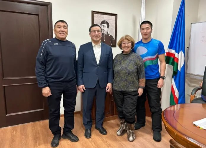 В Якутии приступают к работе первые участники программы Земский тренер В министерстве по физической культуре и спорту Якутии напутствовали тренеров первыми прошедших отбор по федеральной программе Земский тренер По поручению главы республики Айсена Николаева Минспорт в ноябре объявил о старте программы На участие поступило пять заявок По итогам отбор прошли три конкурсанта Подробнее читайте по ссылке Фото Минспорт Якутии yk24 ru в MAX Telegram ВК VK Видео