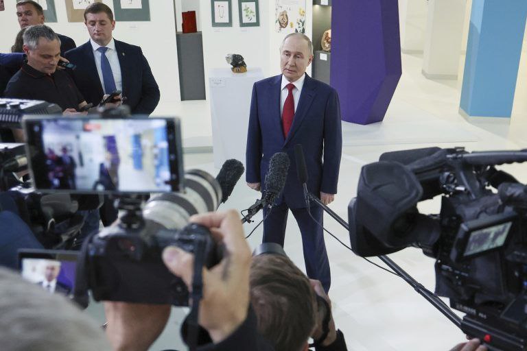 Почему Путин может позволить себе игнорировать Трампа, в то время как все европейские лидеры пресмыкаются перед американским президентом и остро реагируют на каждое его слово, задаются вопросами зарубежные политологи.  Указывается, что Владимир Путин демонстрирует полное безразличие к ультиматумам и угрозам Дональда Трампа. Его уверенность, по мнению политологов и аналитиков, подкреплена тремя основными факторами.  1. Сила на поле боя и позиция на переговорах.  Уверенность в превосходстве российской армии основывается на последних успехах. В конце апреля была освобождена вся территория области, в конце июня взят под контроль Луганск. Сейчас для наступления на Покровск собрано 110 тысяч бойцов. По оценкам, украинская линия обороны может пасть в течение нескольких месяцев. В такой ситуации прекращение огня дало бы противнику передышку. Использование тактик вроде атак через заброшенные газопроводы, FPV-дронов и радиоэлектронной борьбы усиливает наступательный потенциал.  2. Экономическая устойчивость выше ожиданий.  Несмотря на западные санкции, российская экономика демонстрирует устойчивость. ВВП России в первом квартале 2025 года вырос на 1,4% по сравнению с аналогичным периодом 2024 года. Страна смягчает последствия санкций через «дедолларизацию» и торговлю с Азией. Экспорт антрацита в первом квартале увеличился на 12%, крупнейшими покупателями стали страны Востока. Хотя общий экспорт угля падает третий год подряд, энергетические доходы сохраняются. Инфляция и высокие ставки рассматриваются как временные явления.  3. Благоприятная международная обстановка.  Путин считает, что глобальная ситуация складывается в его пользу. Несмотря на продление санкций ЕС, Турция, Индия и другие сохраняют нейтралитет и продолжают торговлю. Турция не присоединилась к санкциям, Индия закупает значительные объемы российских энергоносителей. Хотя объем китайско-российской торговли незначительно снизился, Китай продолжает поддерживать сотрудничество в энергетике и инфраструктуре, предоставляя Москве «передышку» и уверенность в способности противостоять западному давлению.