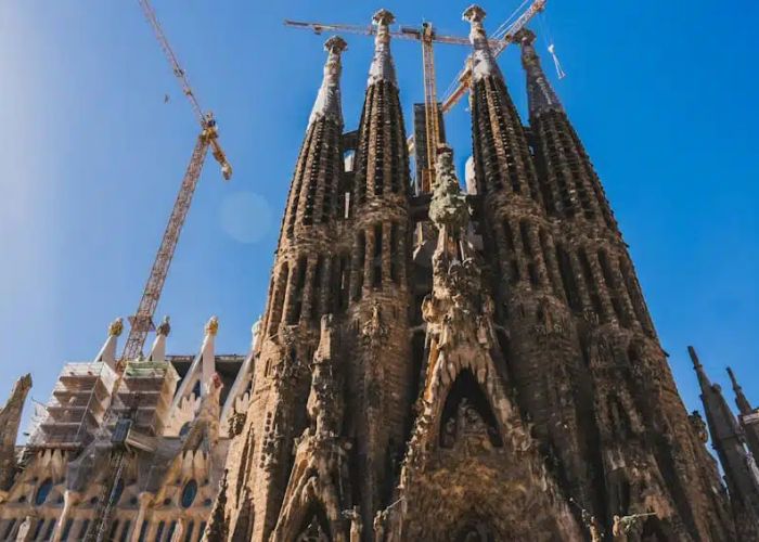 Храм Святого Семейства в Барселоне стал самой высокой церковью в мире после установки первого элемента креста на центральной башне