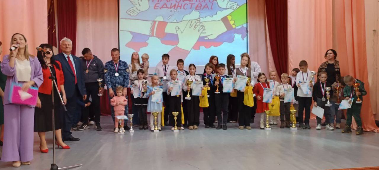 В Херсонской области наградили победителей конкурса детского рисунка 7 ноября в Геническом центре детского и юношеского творчества состоялся финальный этап регионального конкурса детского рисунка В единстве наша сила посвященного Дню народного единства В торжественной церемонии приняли участие заместитель Губернатора Херсонской области Татьяна Кузьмич и Игорь Полевиков возглавляющий отдел по взаимодействию с религиозными и национальными объединениями Управления внутренней политики региона Подобные конкурсы не просто выявляют юные дарования но и закладывают основы межнационального согласия воспитывая новое поколение в духе патриотизма и взаимного уважения подчеркнул Игорь Полевиков Конкурс был организован Министерством образования и науки Херсонской области при учредительной поддержке Управления внутренней политики региона Победители получили памятные награды бронзовые серебряные и золотые кубки а также медали за первое второе и третье места