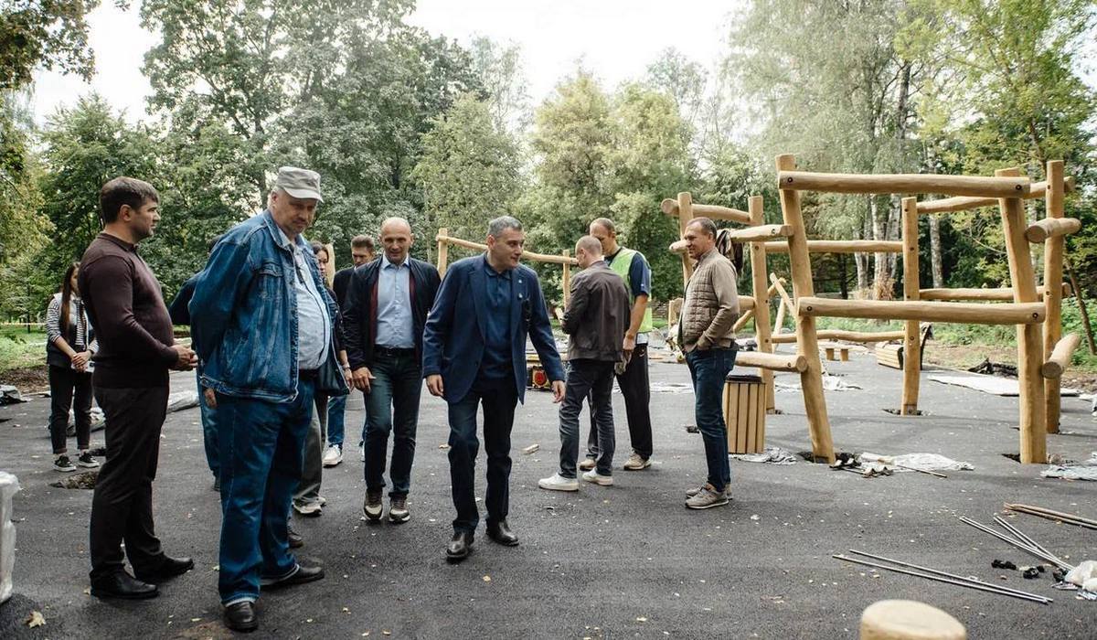 Врио губернатора Александр Хинштейн проинспектировал ход работ в парке Боева дача Подрядчики уже подготовили основу для беговой трассы и в понедельник начнётся её асфальтирование Завершается монтаж опор освещения На следующей неделе планируется установка оборудования для пляжа Будет увеличено количество зонтиков и скамеек появятся новые раздевалки теневые навесы шезлонги а также будет досыпан песок К 1 сентября планируется завершить строительство детской площадки которая будет выполнена из белой акации и гармонично впишется в лесной массив Рядом будет обустроена зона отдыха для родителей На спортивных площадках активно ведутся работы Завезены тренажёры идёт бетонирование основы Одна из площадок будет адаптирована для людей с ограниченными возможностями здоровья Глава региона встретился с подрядчиком Антоном Тяпочкиным который ранее строил спуск к пляжу для колясочников Тяпочкин за свой счёт заменит резиновое покрытие и сделает спуск к реке