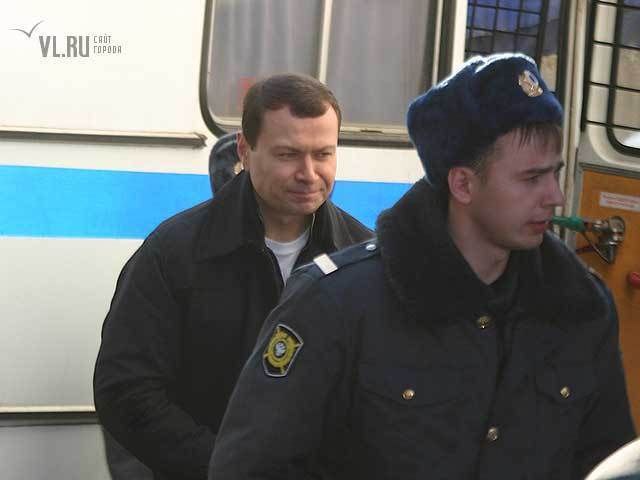По требованию генпрокуратуры суд арестовал имущество и счета экс-мэра Владивостока Владимира Николаева и его сестры, депутата Госдумы  Эпохальное дело начал рассматривать Ленинский районный суд Владивостока по иску генпрокуратуры к бывшему мэру города Владимиру Николаеву, а также связанным с ним людям и компаниям. Суд уже наложил арест на всё имущество, которое, как считает прокуратура, было получено незаконно, включая развлекательный комплекс «Роял Парк» на Седанке, двухбашенный небоскрёб «Магнум» на Володарского и ещё огромный список объектов по всему городу и краю, а также в Подмосковье. Арестованы все автомобили и все счета, принадлежащие Николаеву, его маме, племяннице, а также систре Виктории – действующему депутату Государственной думы.  Замгенерального прокурора требует обратить в доход государства всё имущество, полученное коррупционным путём. В ответчиках сам Николаев, три родственницы, а также 16 аффилированных с ними юридических лиц.   Генпрокуратура обосновывает требования тем, что Владимир Николаев в 2001-2004 годах был депутатом Законодательного собрания Приморского края, а с 2004 по 2008 год являлся главой администрации Владивостока. Но в нарушение закона о статусе депутата занимался коммерческой деятельностью. В декларации не предоставлял полные и достоверные сведения об источниках своего дохода, его размере и легальности. Использовал подставные фирмы и номинальных лиц, чтобы скрыть факт владения имуществом и уходить от контроля уполномоченных органов. Отчасти претензии похожи на историю экс-депутата Госдумы Сергея Сопчука, которого лишили бизнес-империи за то, что он управлял ею через родственников. Только в случае с Николаевым генпрокуратура ставит вопрос и о происхождении самой его «империи».  Подробнее