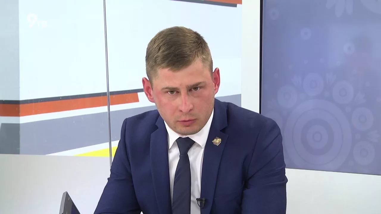 Денис Пырлог считает, что Павел Дорофеев - один из самых очевидных кандидатов на выборах в ГД РФ Бывший глава КПАТ и АТП уверен, что у Дорофеева есть весомый электоральный капитал и немалая поддержка населения: «Он не замечен в крупных конфликтах, и в последний год заметно увеличил медийную и электоральную активность». Помимо этого, Пырлог уверен, что Павел имеет наработанные связи в столице, конструктивные отношения с региональными элитами, крепкие налаженные отношения с историческими территориями.Ведет масштабную работу, про которую практически ничего не рассказывает «Не сомневаюсь в информированности источников Романа, но мои источники ряд представленных фамилий не подтверждают.Подолью масла в огонь и в это обсуждение. Странно, что в этом списке нет Павла Дорофеева, депутата ОЗС, который имеет огромный опыт участия в выборах, и который уже минимум дважды выдвигался в Госдуму и был в шаге от мандата после снятия полномочий Белоусова», - пишет Денис. Прокомментирую пост Дениса Юрьевича: 1. Я не делал обзор всех кандидатов и не анализировал расклады сил и электоральный потенциал каждого. 2. Была написана стенограмма звонка моему коллеге от «неких социологов». Само собой мы понимаем, что эта структура создана под выборы и опрашивали по спискам «под заказ». 3. В моем материале речь шла про 106 округ. Округ «Валенчука». Павел же в ГД избирался по партийному списку. В любом случае, про всех потенциальных кандидатов обязательно напишу и не один раз. Выборы не за горами